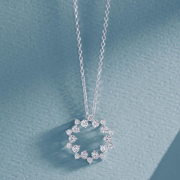 How to Choose the Perfect Diamond Necklace for Her Style?